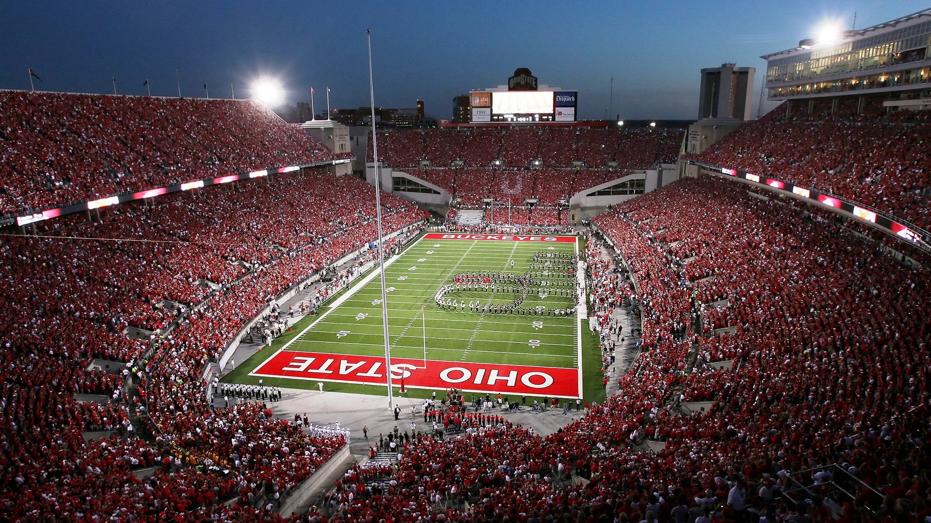 开云下载-F1街道赛之夜，凯恩，那个在钢铁迷宫中敲定节拍的人